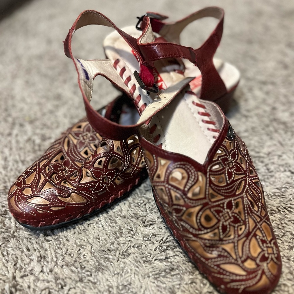 Pikolinos Floral Leather women’s shoes